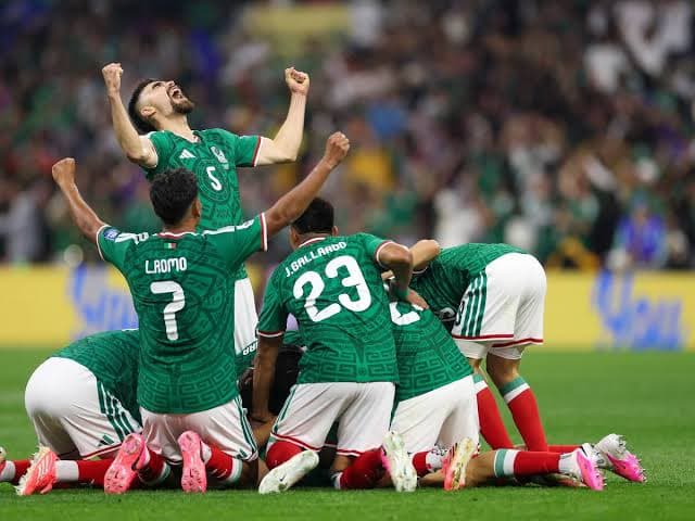 México vence 2-0 a Ecuador con una actuación brillante en su tierra